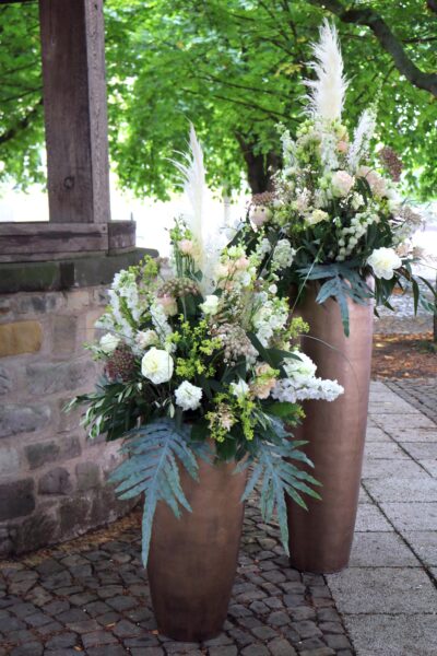 grosse Blumengestecke Raumdeko weiss