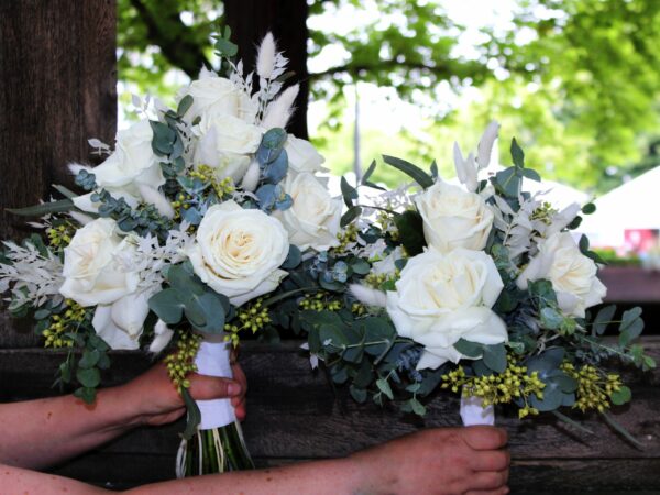 Brautjungfernstraeusse weisse Rosen