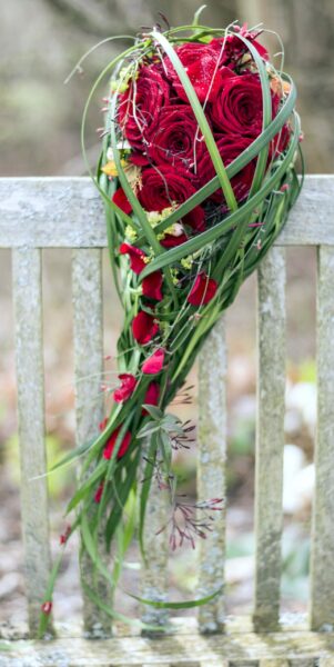 Brautstrauss abfliessend rote Rosen