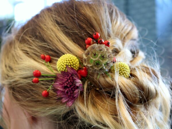 Haarschmuck mit Blueten und Hagebutten