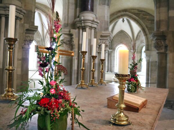 Kirche Altarschmuck rot pink