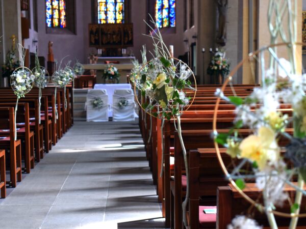 Kirchendeko Hochzeit weiss creme