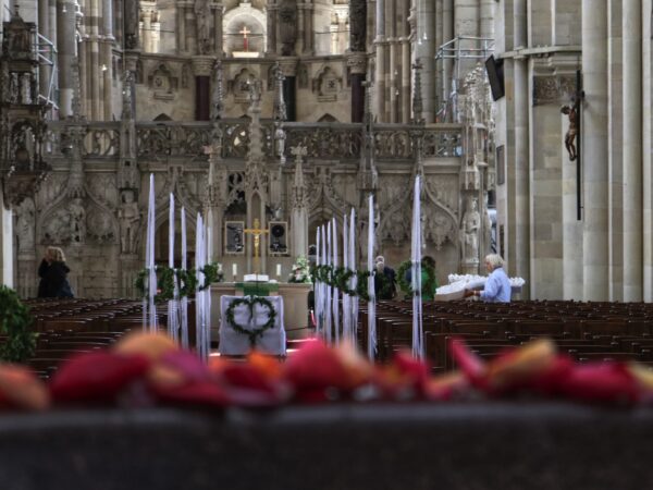 Kirchendeko mit Kraenzchen