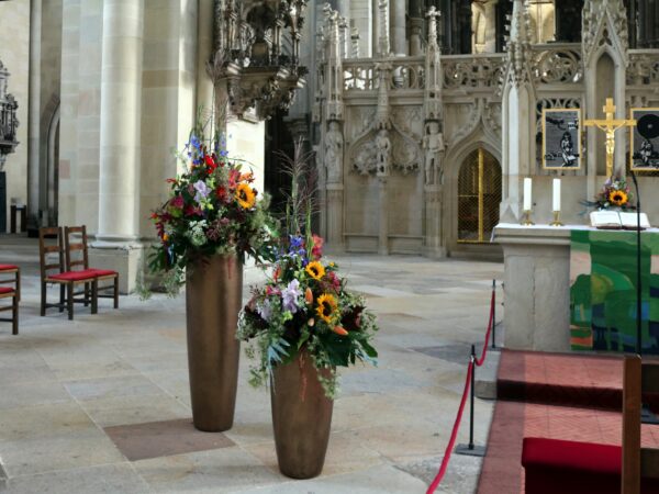 Kirchendeko mit Sonnenblumen