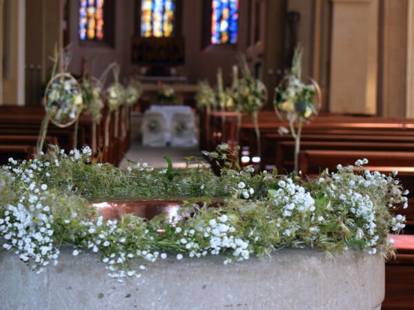 Kirchendeko mit Taufstein