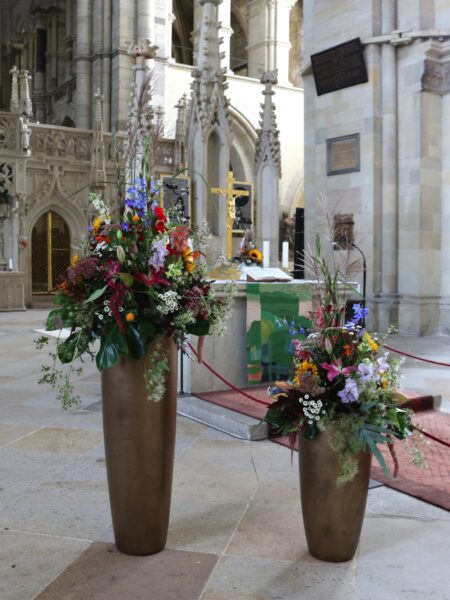 Kirchendeko sommerlich grosse Gefaesse