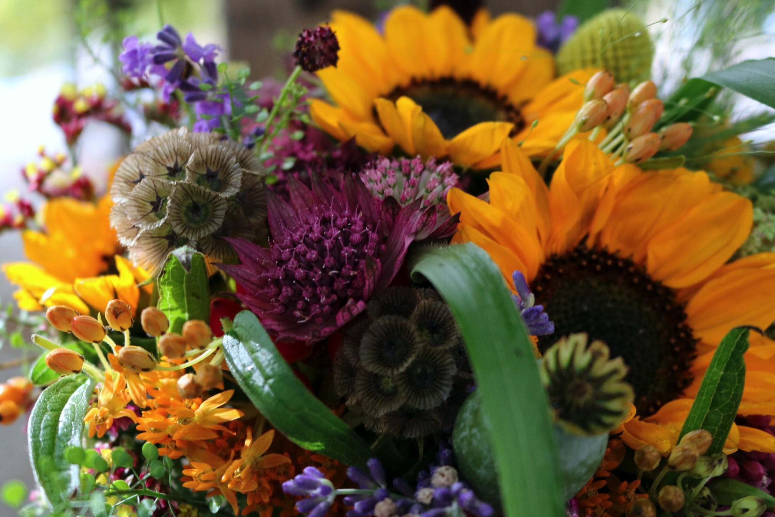 Strauss mit Sonnenblumen und bunten Blueten