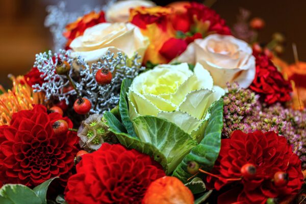 Herbst Strauss mit Zierkohl und Dahlien