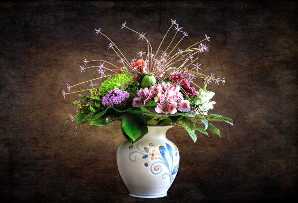 Herbststrauß Alstroemerien und Allium in Vase