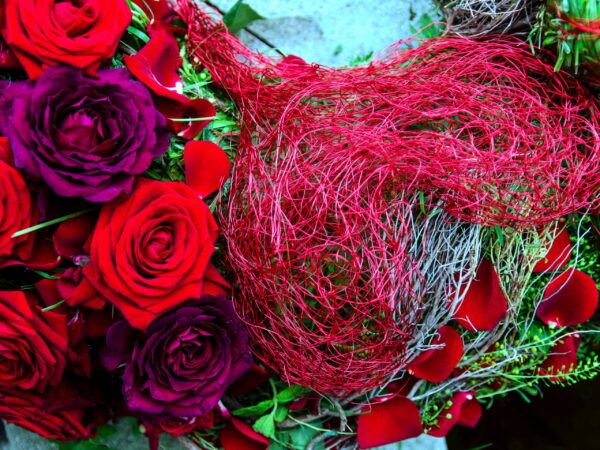 rote Rosen und Herzen